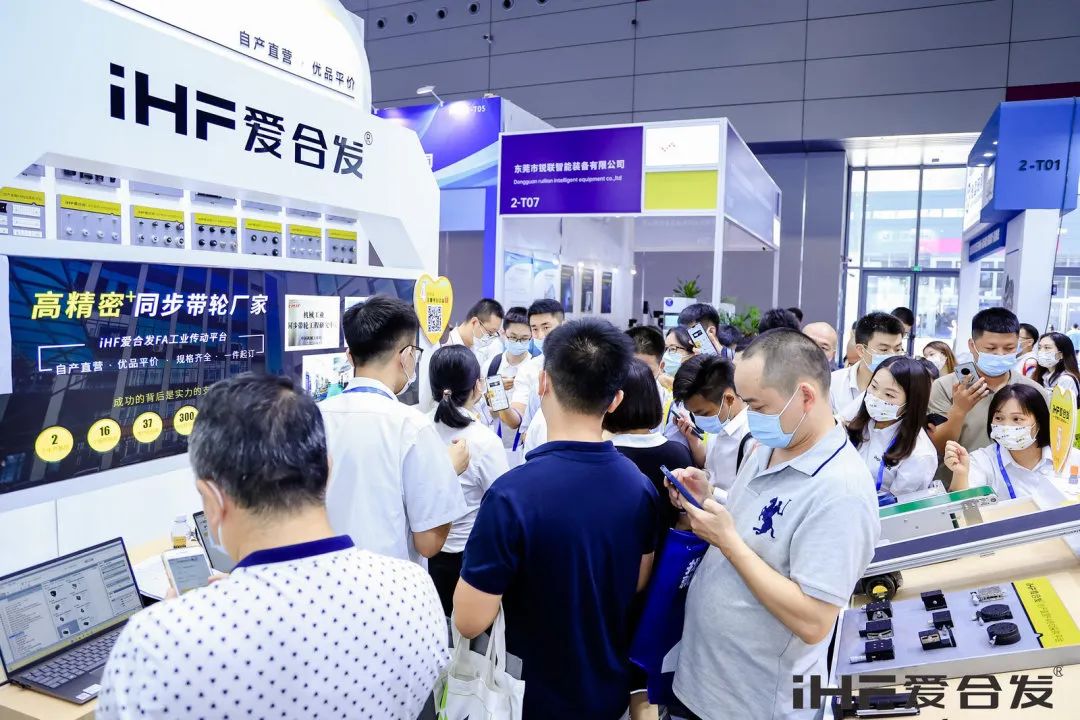 精神飽滿(mǎn)的觀(guān)展客戶(hù)